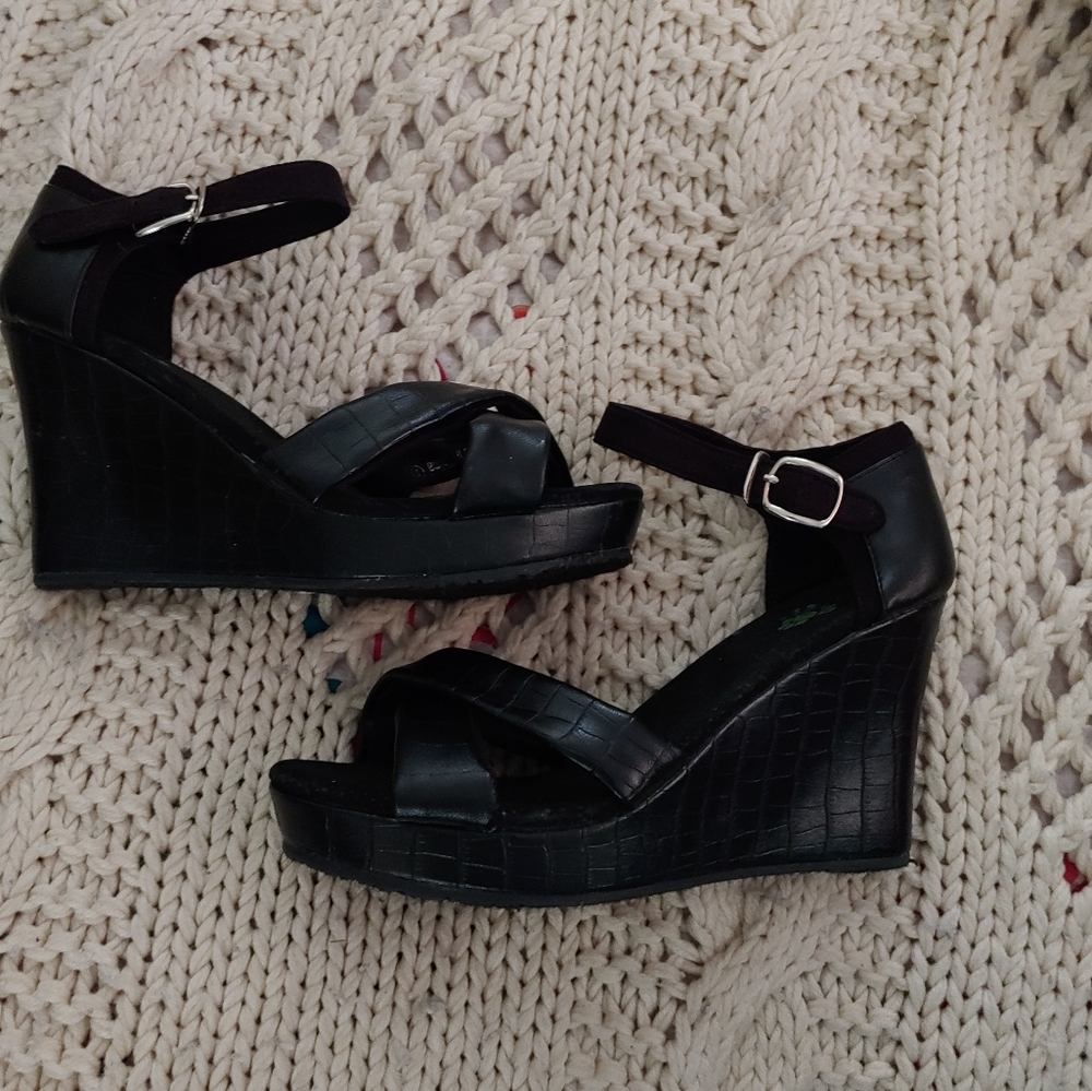 Wedge Sandals Black Faux Crocodile Womens 8 Dawgs
